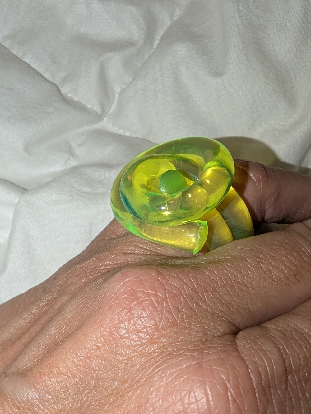 NEON YELLOW KNOT RING - Picture 6 of 6